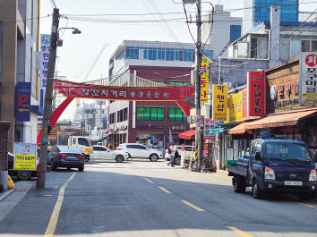 광진구 자양동 일대가 모아타운 개발 추진으로 투자자들의 주목을 받고 있다. 사진은 자양동 4동 양꼬치거리. 서영상 기자