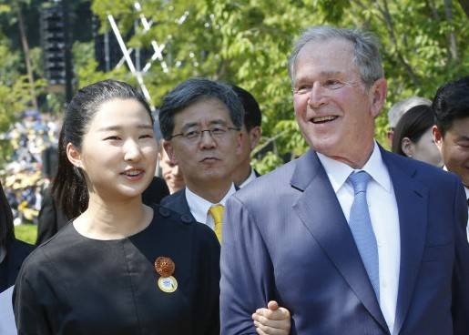 2019년 5월 23일 경남 김해시 진영읍 봉하마을에서 열린 고(故) 노무현 전 대통령 10주기 추모식에 참석한 노 전 대통령의 손녀 노서은 씨가 조지 W. 부시 전 미국 대통령과 팔짱을 낀 채 이동하고 있다. [노무현재단]