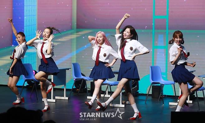 우아 '교복 입고 댄스타임'[★포토]