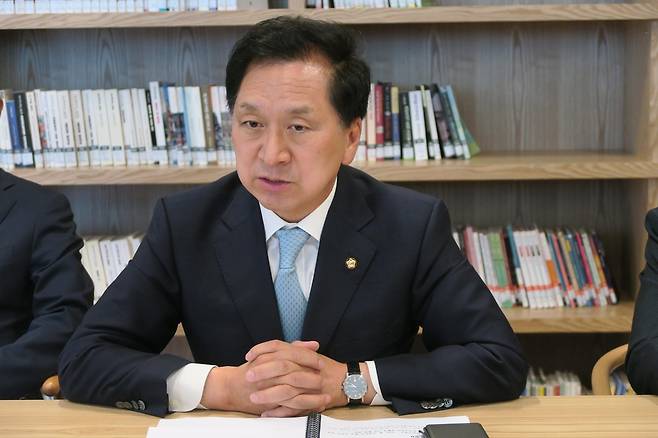 (브뤼셀 = 연합뉴스) 윤석열 대통령의 유럽연합(EU) 특사로 벨기에를 방문중인 김기현 국민의힘 의원이 8일(현지시간) 브뤼셀에서 연합뉴스와 인터뷰를 하고 있다. 202.6.8 photo@yna.co.kr