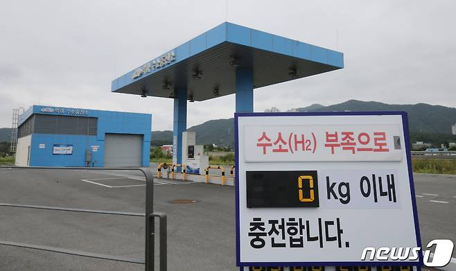 화물연대 총파업이 이틀째 이어지고 있는 가운데 8일 대전 유성구 학하수소충전소에 운영중단 안내문이 붙어 있다. 대전에 위치한 수소충전소는 총 3곳으로 8일 학하충전소부터 시작돼 9일 낭월충전소, 10일 신대충전소가 운영이 중단된다. 2022.6.8/뉴스1 © News1 김기태 기자