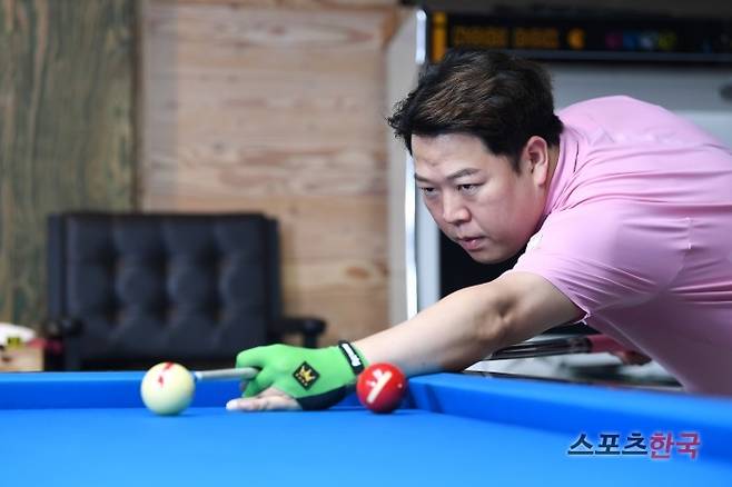 프로당구 선수 강동궁이 7일 자신의 개인연습실에서 스트로크 시범을 보이고 있다. ⓒ이혜영 기자 lhy@hankooki.com