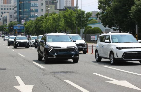 9일 오후 광주 서구 기아자동차 광주공장에서 생산된 차량들이 번호판도 달지 않은채 다른 차고지로 옮겨지고 있다. 화물연대 파업으로 카캐리어 동원이 어렵자 기아차 측은 임시운행허가증을 발급받아 사무직원이 완성차를 직접 운전해 옮기는 고육책을 쓰고 있다.＜이미지출처:연합뉴스＞