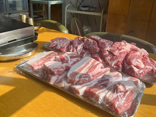 서울 마포구에 위치한 고깃집 테이블 위에 생고기가 쌓여져 있다./김수정 기자