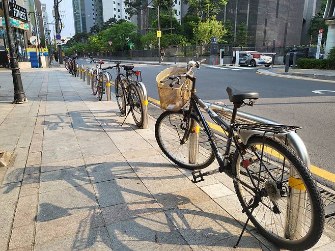 지난 8일 오후 5시 30분쯤 강남역 5번 출구 인근 인도. 차도와 인도를 구분하는 가드레일에 방치 자전거가 연달아 묶여 있었다./정재훤 기자