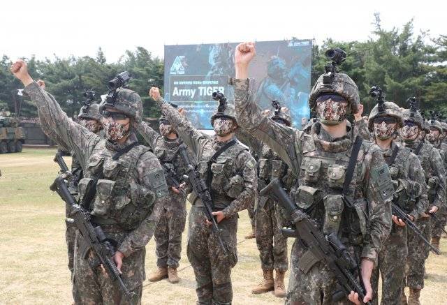 워리어플랫폼 착용한 아미타이거 부대원들이 구호를 외치고 있다.