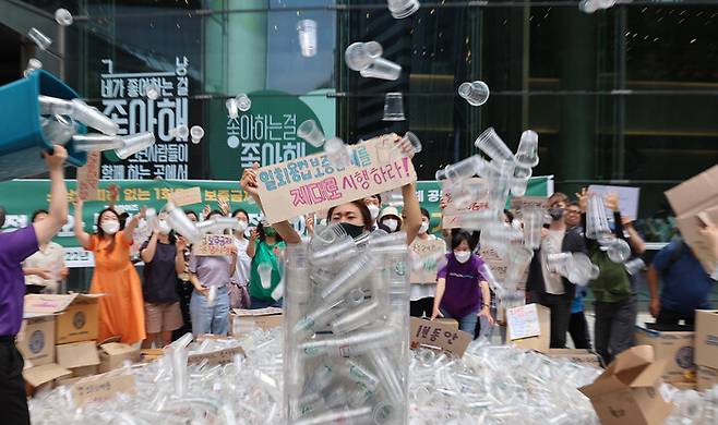 전국카페사장협동조합 회원들과 컵가디언즈 활동가들이 10일 오후 서울 종로구 스타벅스 앞에서 기자회견에서 열고 1회용컵 보증금제 시행을 촉구하는 ‘1회용컵 어택’ 퍼포먼스를 벌이고 있다. 연합뉴스