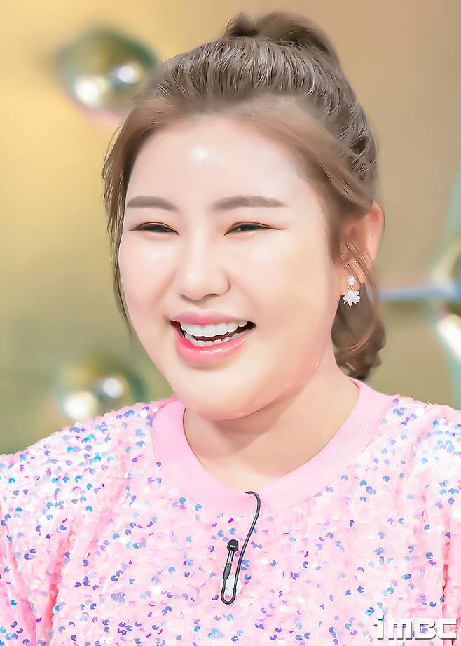 Singer Song Ga-in showed off his unique presence with Kim Moon-jung, Seo Yi-Sook, and Lee Hong-gi in Radio Star, Mr. Trot,radio star?weeklyWednesdayafternoontenpoemthirtyin minutesairbroadcastiMBC