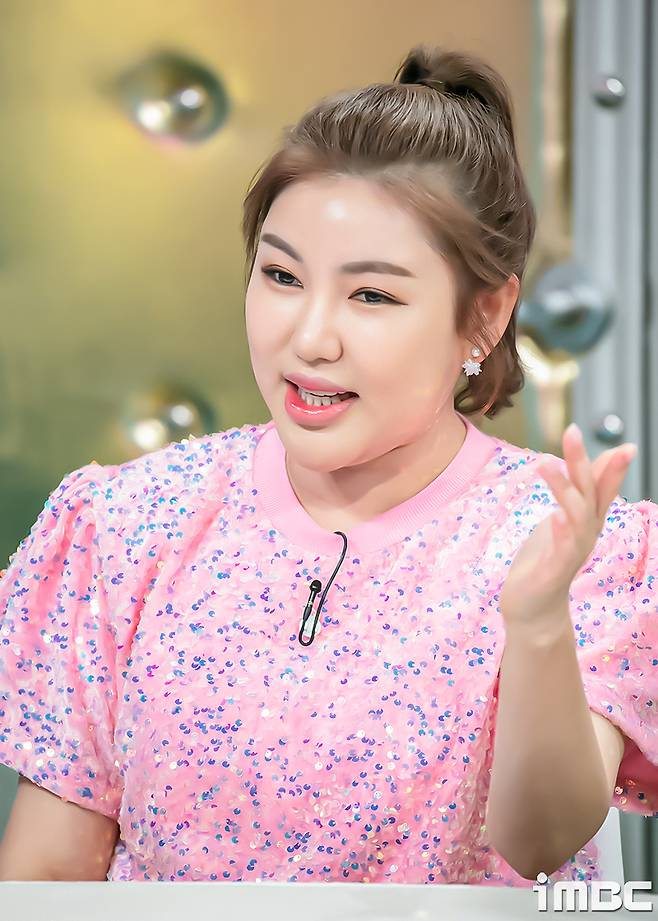 Singer Song Ga-in showed off his unique presence with Kim Moon-jung, Seo Yi-Sook, and Lee Hong-gi in Radio Star, Mr. Trot,radio star?weeklyWednesdayafternoontenpoemthirtyin minutesairbroadcastiMBC