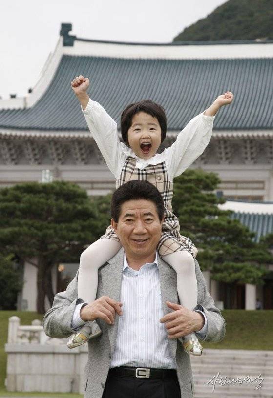 2007년 청와대 본관 앞 대정원에서 고(故) 노무현 전 대통령이 손녀 노서은양에게 목마를 태워주고 있다. [사진 노무현사료관]