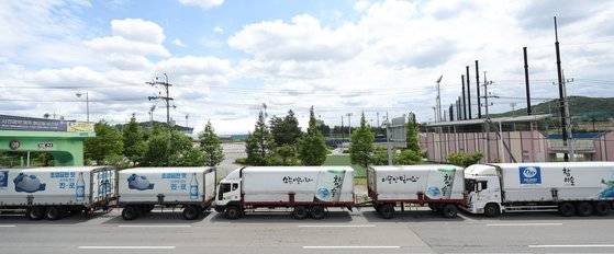 민주노총 화물연대가 총파업에 들어간 7일 경기 이천시 하이트진로 이천공장 앞에 운행을 중단한 트럭들이 줄지어 서 있다. 연합뉴스