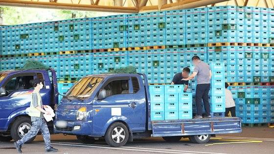 화물연대 총파업 이틀째인 지난 8일 오후 경기 이천 하이트진로 이천공장에서 주류도매업체 용달 차량이 주류를 받아 가고 있다. 뉴스1