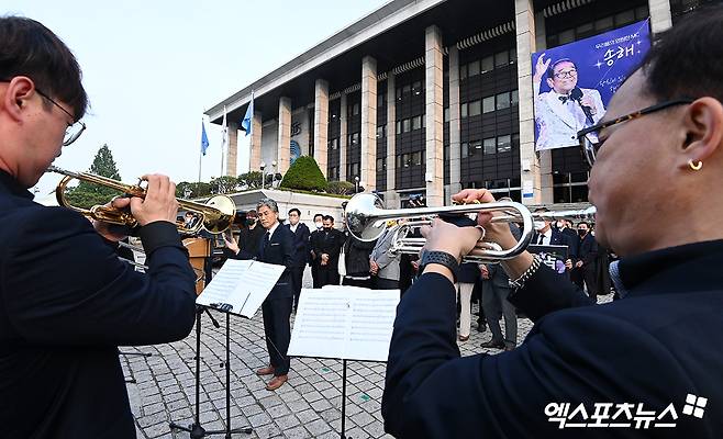 Song Hae, the National MC, was heard in the first place. On the last road of the deceased, who was active as the oldest MC in the active duty and gave a long smile,At 4:30 am on the 10th, the funeral ceremony of Song Hae was held at the Seoul Jongno District Seoul National University Hospital The Funeral Hall, where Song Hae was located.On this day, the funeral ceremony was conducted by Kim Hak-rae, and the broadcasting comedian president Eom Yong-su conducted a survey, comedian Yong-Shik Lee and Korean singer association president Lee Ja-yeon made a memorial service.Even in the early hours, The Funeral was attended by many family members and acquaintances of Song Hae and many juniors in the entertainment industry.Yoo Jae-suk, Jo Se-ho, Lim Ha-ryong, Kang Ho-dong, Lee Soo-geun, Choi Yang-Rak, and Sang-byeok, as well as the comedy artists who have been in the National Singing Contest for a long time,Eom Yong-su said, The teacher did not just talk to the performers of the National Singing Contest.The places where the teacher has been rough have become traditional markets and Hwagae marketplaces. Our teacher, who is an art director, is a magician who made his grandfathers grandmother as a youth. Yong-Shik Lee, who is in charge of the memorial service, said, Now the chair that the teacher always sat in the paradise shopping mall and the rice bowl house has become all of us.There are the South Sea and Song Hae in the East Sea. Goodbye to the teacher. Lee said, I am really grateful to the teacher who has widened the area of ​​the singers activities and raised his status. Do not forget Born to Sing in heaven, do not get sick and rest comfortably.At the end of the day, I heard the live-life upbringing of the deceased, excerpts from the documentary Song Hae 1927. Song Haes voice was filled with sobs.Also, when the opening remarks of the National Singing Contest, National ~, flowed into the voice of the deceased, those who attended the funeral ceremony shouted Born to Sing together.Joe called the theme song Napal Flower Life of the deceased as representative of Seolundo, Moon Hee Ok, Hyun Sook, Lee Ja-yeon,Following the incense and wreath, the youngest daughter of the deceased will remember the life of her father, who was a symbol of hope only by existence. I hope that many people who have given me great love will be happy.I am once again truly grateful, he said.Since then, Choi Yang-Rak, Yoo Jae-Suk, Kang Ho-dong, Jo Se-ho, and Yang Sang-guk have a Pilgrimage.Behind them, a procession of juniors such as Jeon Yu-seong and Yong-Shik Lee continued, and the cries of those who missed the deceased once again burst out.A Pilgrim tea, which left the mortuary, headed for Song Hae Road in Paradise, Seoul.A Pilgrimage procession stopped at the Celebrity Evergreen Office, the temporary altar in front of the Song Hae bust.Then, no:ze was held at the KBS main building, and the band, who had been together with the National Singing Contest for 32 years, played the signal song and saw off Song Haes last path.A pilgrimage car, which passed no:ze, headed to a crematorium located in Gimcheon, Gyeongbuk.Jangji is located at Song Hae Park in Dalseong-gun, Daegu, and the remains of the deceased are laid next to his wife, Seok Ok, who left the world first in 2018.On the other hand, Song Hae, who has been in charge of MC of National Singing Contest since 1988 and has been broadcasting for 34 years and has been loved by the people as the oldest MC of the longest program, died at the age of 95 on the morning of the 8th.