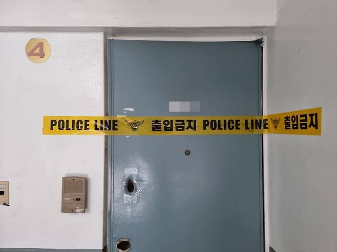 방화 용의자 천씨 집 (대구=연합뉴스) 이강일 기자 = 지난 9일 발생한 대구 변호사 사무실 방화 용의자 천모씨의 거주지에 경찰의 출입 통제 테이프가 붙어있다. 2022.6.10