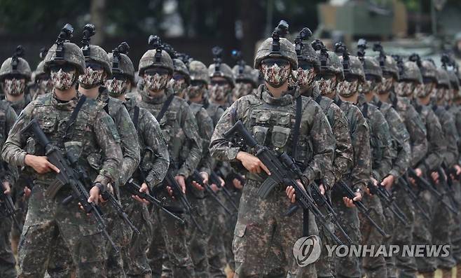 연병장 도열한 장병들 (서울=연합뉴스) 10일 경기 양주시 25사단 사령부 일대에서 열린 아미 타이거 시범여단 전투단 선포식에서 장병들이 유·무인 전투체계 시연에 앞서 연병장에 도열해 있다. 2022.6.10 [사진공동취재단] photo@yna.co.kr