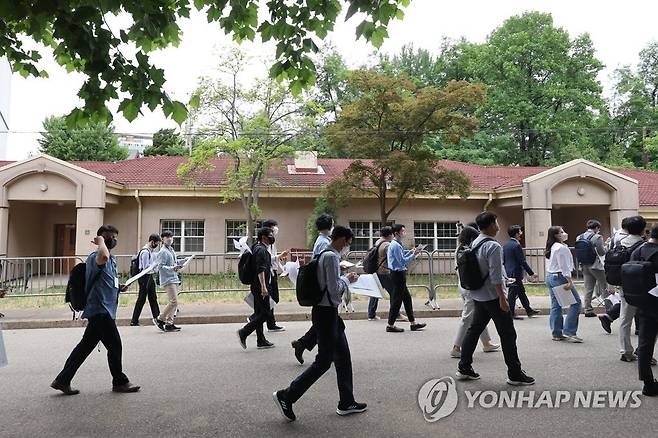 시범개방 앞둔 용산공원 장군숙소 일대 (서울=연합뉴스) 김주성 기자 = 대통령 집무실 인근의 용산공원 부지가 10∼19일 열흘간 일반 국민에게 시범 개방된다. 이번에 개방되는 곳은 신용산역에서 시작해 장군숙소와 대통령실 남측 구역을 지나 스포츠필드에 이르는 직선거리 1.1km 대규모 공간이다. 
    7일 언론에 미리 공개된 용산공원의 장군 숙소 일대. 2022.6.9 utzza@yna.co.kr