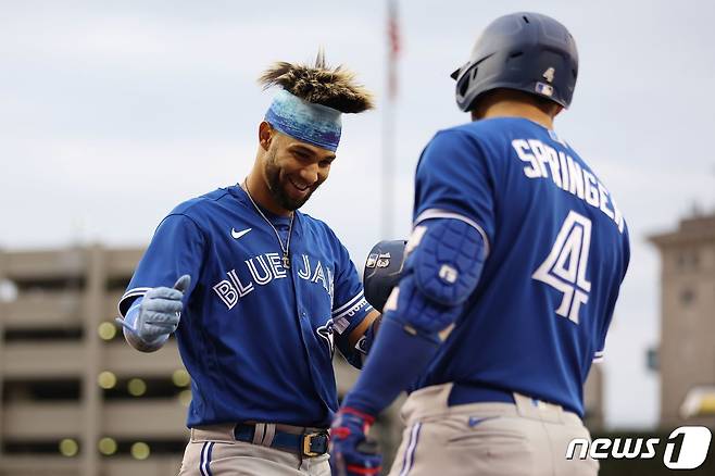 토론토 블루제이스 루에더스 구리엘 주니어(왼쪽)와 조지 스프링어. © AFP=뉴스1