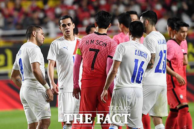 파라과이 선수들과 대화 나누는 손흥민.