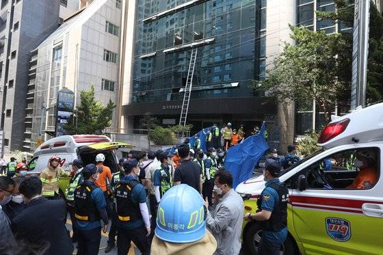 지난 9일 오전 10시55분쯤 대구 수성구 범어동 대구지방법원 인근 7층짜리 빌딩 2층에서 방화로 인한 불이 나 7명이 숨지고 40여명이 다치는 등 다수의 인명피해가 발생했다. 경찰과 소방당국이 사고현장 주변을 통제하고 건물 내부에서 희생자 수습과 수색을 진행하고 있는 모습. 뉴스1