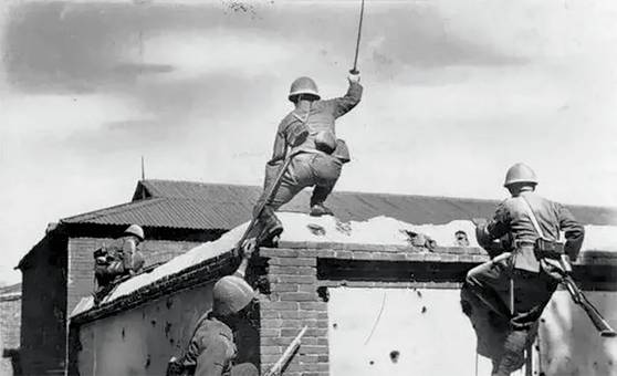 동북변방군 사령관 관저에 진입한 일본 관동군. [사진 김명호]