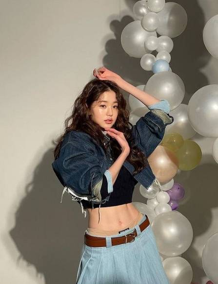 그룹 아이브 멤버 장원영이 화보 촬영장 사진을 공개했다./사진=장원영 인스타그램 캡쳐