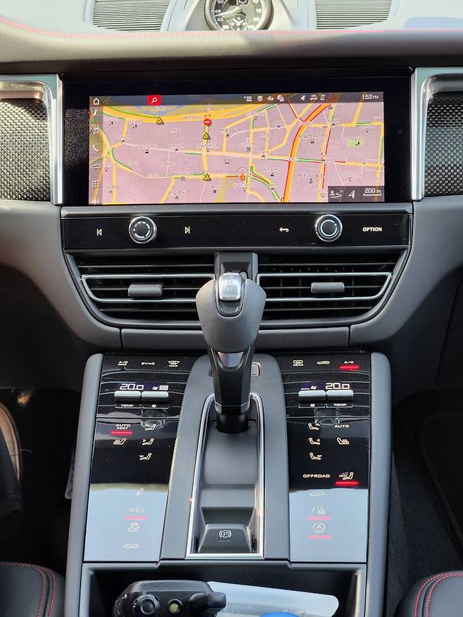 포르쉐 마칸 GTS의 센터 콘솔. [원호연 기자]