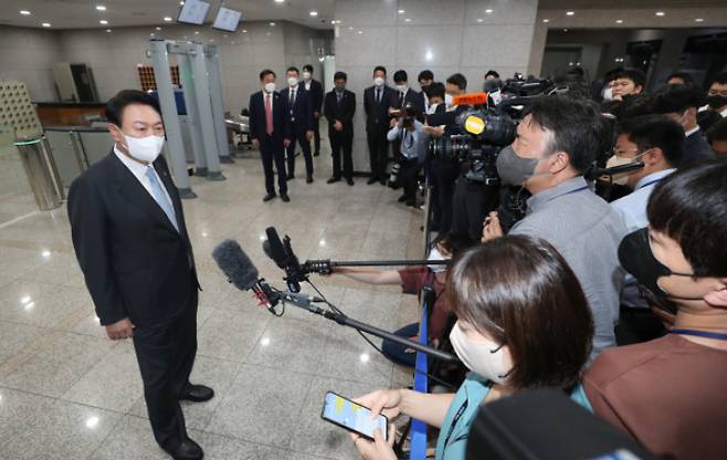 취임 한 달을 맞은 윤석열 대통령이 지난 10일 용산 대통령실 청사로 출근하며 취재진의 질문에 답하는 모습. 연합뉴스