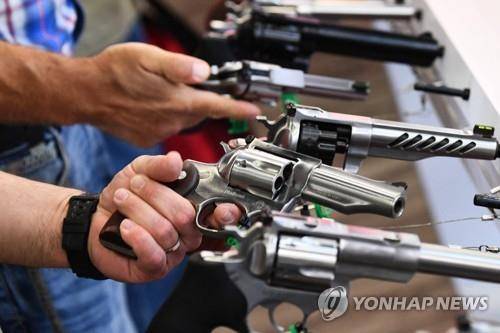 총기 옹호단체 NRA 행사장에 전시된 총기 지난달 미국 텍사스 휴스턴에서 열린 전미총기협회(NRA) 행사장에 전시된 권총을 참가자들이 살펴보고 있다 [AFP 연합뉴스 자료사진. 재판매 및 DB 금지]
