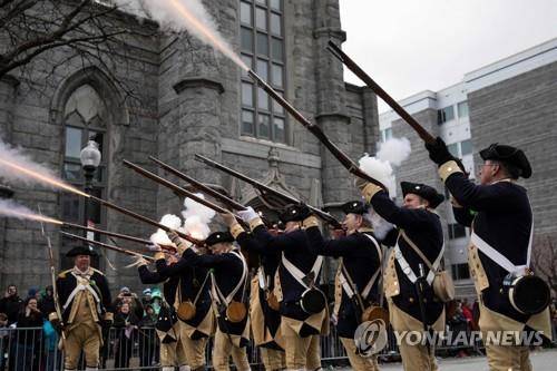 미국 독립군의 머스킷 총 2017년 3월 미국 보스턴에서 열린 독립전쟁 기념행사에서 독립군으로 분장한 참가자들이 머스킷 총을 쏘고 있다. [로이터 연합뉴스 자료사진. 재판매 및 DB 금지]