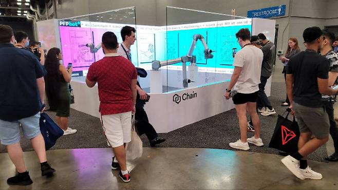 유리벽에 프로필 사진을 그리는 ‘PFP 봇’ (사진=체인 트위터)