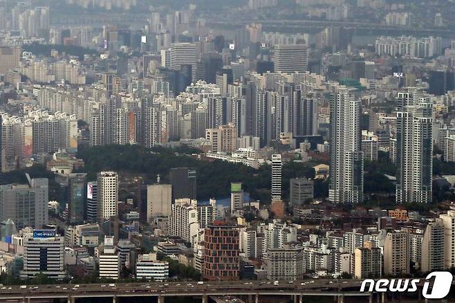 서울 송파구 롯데월드타워 서울스카이에서 바라본 강남구 일대 아파트 단지 모습. 2022.6.10/뉴스1 © News1 민경석 기자