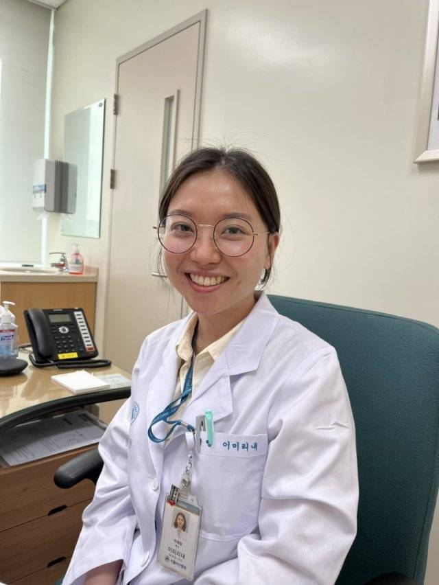 서울아산병원이 국내 최초로 만든 ’약물조화클리닉‘의 전담약사인 이 미리내 씨. 노년내과 의사와 함께 외래에 들어간다. 그는 “고령자의 다약제 관리를 위해서는 의사와 약사의 협력이 무엇보다 중요하다”고 강조한다. 서영아 기자sya@donga.com