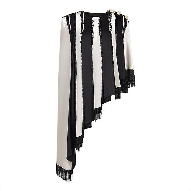 언밸런스한 헴라인의 케이프는 가격 미정, Louis Vuitton.