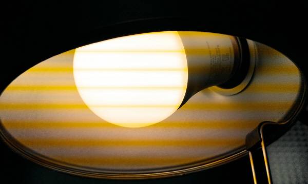 방안의 모든 조명을 끄고 전구만 켠 모습. 정옥재 기자