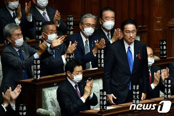 기시다 후미오 일본 자민당 총재가 도쿄 중의원에서 신임 총리로 선출된 뒤 박수를 받고 있다. /사진=AFPBBNews=뉴스1