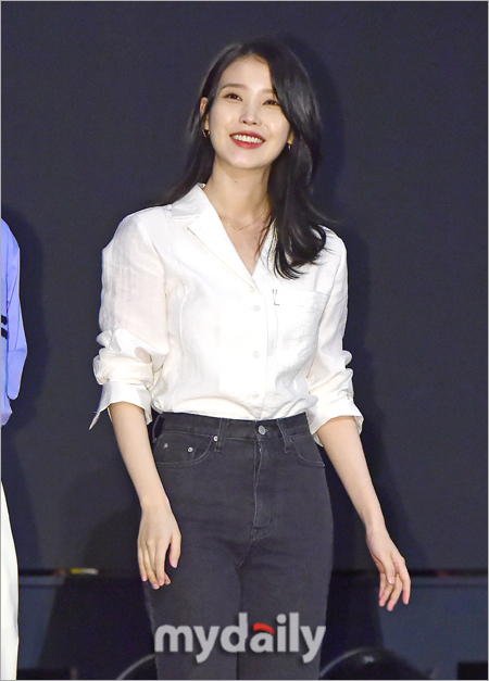 Actor IU attended the stage greeting of the movie broker at CGV in Yeongdeungpo, Seoul on the afternoon of the 12th.On this day, Hirokazu Koreeda, Kang-Ho Song, Gangdong One, Lee Ji-eun and Lee Ju-young attended the stage greetings.