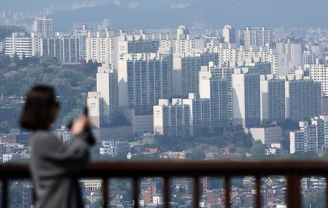 서울 중구 남산에서 바라본 서울시내 아파트. [연합]