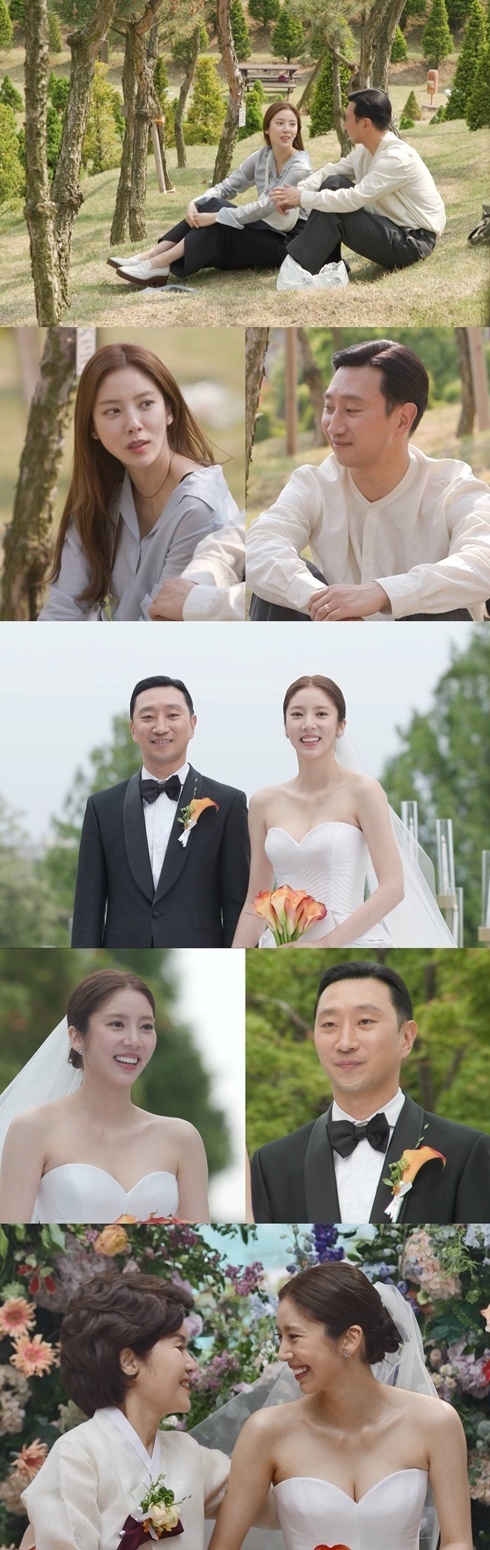 Singer Son Dam-bi shows tears as he recalls his late fatherOn SBSs Same Bed, Different Dreams 22 - You Are My Destiny (hereinafter referred to as You Are My Destiny), which airs on June 13, Son Dam-bi Lee Kyou-hyuk and his wife are pictured looking for a memorial park for their father Son Dam-bi, who died nine years ago.Son Dam-bi, who visited his fathers memorial park ahead of his marriage, showed his father the first introduction of Lee Kyou-hyuk.Son Dam-bi, who opened his wedding invitation card to the tree where he had his father, soon made the people who were blinded by saying that he did not have his fathers name on the wedding invitation card.Lee Kyou-hyuk took out the spleen Gift prepared for the late father-in-law and surprised everyone.Son Dam-bi, who saw the surprise Gift prepared by Lee Kyou-hyuk, is the back door that he was too surprised to shut up.Also, the Wedding ceremony of Son Dam-bi Lee Kyou-hyuk couple who rang the wedding ceremony in May will be released for the first time.The bride Son Dam-bi, who focused his attention on the beautiful dress figure, showed a nervous appearance.Son Dam-bi was tearful at the word of his mother who came to the brides waiting room.Wedding ceremony, which began after that, also burst into tears due to her mother. Son Dam-bi and her mothers affectionate stories can be confirmed on the air.Meanwhile, during the smooth Wedding ceremony, Lee Kyou-hyuks sudden action reversed the atmosphere.Son Dam-bi was stunned by Lee Kyou-hyuks sudden action, while guests cheered all along.Lee Kyou-hyuks best friend MC Seo Jang-hoon, who was at the Wedding ceremony, was also surprised by Lee Kyou-hyuks appearance.