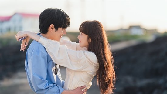 Starfall s happy endings that give a pleasant smile and sweet excitement gave viewers a full healing.In the final episode of TVNs gilt drama Starfall, which aired on the 11th, the grievances of Lee Sung-kyung, a couple who must meet with the public, were drawn.Especially, the two people who challenged the couple trip to Jeju Island were saddened by the fact that they could not even eat.However, the two people who confirmed their love for each other through the process were pink endings by declaring the public lovers and ending the end of such a strange romance.Meanwhile, Yoo Sung (Yoon Jong-hoon) inherited the board position from Ji Hoon (sub-command), and Ho Young (Kim Yoon-hye) became the head of the first team where Yuseong was located and became a Manager couple.Joy (Night Camera) and Lee Jung-Shin also became cool and wonderful lovers, catching both work, love and warrabal.Also, the people of each star such as Daesu (Kim Dae-gon), Daehye (Jang Hee-ryong), Sideok (Lee Seung-hyeop), Jeongyeol (Jin Ho-eun), Reproduction (Shin Hyun-seung), Yuna (Ishiu), Beauty (Jung Ji-an), Eunsu (Yoon Sang-jeong), and Boi (Kwon Han-sol) welcomed their Happy Endings.As such, Starfall has created a friendly workplace for the entertainment industry that looks as colorful as it is, and it has given a friendly feeling to viewers by drawing a warm look at the party that is happening in it.In addition, the lively and rejuvenated episodes that melted the experience of Choi Yeon-soo, who has a long career in actual management company, gave a pleasant smile to viewers.Also, Lee Sung-kyung, Kim Young-dae, Yoon Jong-hoon, Kim Yoon-hye, Night camera, and Lee Jung-Shin, the main characters of Starfall, each of them digested the plump characters and shined at their own temperature.First, Lee Sung-kyung captivated viewers with a lovely charm in the appearance of a capable career woman, and Kim Young-Dae gained a favorable response by adding depth to the acting, crossing the top stars glamor and humanistic backstage, and even the deep trauma and wounds of the abyss.The special appearance parade reminiscent of the war of stars was also a star.Starfall made a surprise appearance of outstanding actors from Park Jung-min, Seo I-sook, and Yoon Byung-hee to Kim Seul-ki, Lee Ki-woo, Kang Gi-dong, Lee Sang-woo, Chae Jong-hyeop, Oh Ui-sik, Moon Ga-young, Kim Dong-wook, Song Ji-hyo, Jin Ki-joo, Lee Sang-yeop, Um Ki-jun and Bong Tae-gyu, giving viewers a thorough fun.Above all, Choi Ji-woo, who appeared as a legendary actress and Taesungs mother, made the development of the drama more exciting by showing off his aura with his presence alone.In addition, Starfall revealed the problem of repeated tragedies in the entertainment industry, such as evil, stalking, anti-sex, malicious rumors, and extreme Choices, while also giving warm sympathy and comfort to viewers and throwing them something to think about.In the 14th episode, which depicted the extreme Choices of Yunwu (Lim Sung-kyun), who was the best friend of Han-byeol and Tae-sung, he also illuminated the self-defeating, distressing, and mindset that each person left behind has, but Yunwus life is not all sad because he went there.So I want to remember warmly, not just sadly, but warmly. The ambassador of Hanbyeol suggested a new and warm way to commemorate the deceased and caused sympathy among viewers.Meanwhile, Starfall has even caught the hearts of overseas fans.Starfall, which was sold to 160 countries around the world before the airing and produced hot topics, ranked first in Japans U-NEXT and first in the US, Europe and Oceania in the global streaming service Vicki (VIKI).In addition, the global content review site IMDB said, This drama is a good place for those who are looking for happiness and laughter. In the K drama community My Drama List, If you find a romantic comedy genre that you can see with smile, I recommend this drama.Photo = tvN Starfall