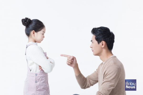 아이가 의사 결정할 수 있는 기회를 주고, 결정할 때까지 기다려주고, 아이의 의사 결정을 지지해 줄 때 아이는 자기 삶의 주인이 될 수 있다. ⓒ베이비뉴스