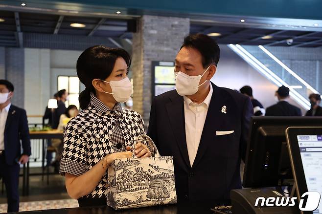 윤석열 대통령과 부인 김건희 여사가 12일 오후 서울 메가박스 성수점에서 제75회 칸 국제영화제 남우주연상(송강호) 수상작 영화 '브로커'를 관람하기 전 팝콘을 구매하고 있다. (대통령실 제공) 2022.6.12/뉴스1 ⓒ News1 안은나 기자