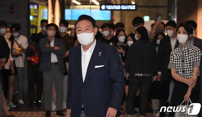 윤석열 대통령이 12일 오후 서울 메가박스 성수점에서 부인 김건희 여사와 제75회 칸 국제영화제 남우주연상(송강호) 수상작 영화 '브로커'를 관람한 후 극장을 나서고 있다. (대통령실사진기자단) 2022.6.12/뉴스1 ⓒ News1 안은나 기자