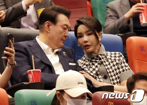 윤석열 대통령과 부인 김건희 여사가 12일 오후 서울 메가박스 성수점에서 제75회 칸 국제영화제 남우주연상(송강호) 수상작 영화 '브로커'를 관람하기 전 대화를 나누고 있다. (대통령실 제공) 2022.6.12/뉴스1 ⓒ News1 안은나 기자