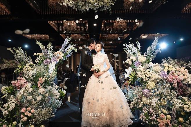 Seoul=) = A photo of the wedding ceremony of actor Seo Young (38 and real name Kim Seo Young) has been released.On the 13th, Happy Merid Company opened a wedding photo of Seo Young at the Seoul Motivation the day before.The wedding ceremony was held privately with only close relatives and acquaintances invited.Seo Youngs husband is a non-entertainer who is one year younger, and the two have developed from friends to lovers and have been fruitful for over a year.Seo Young is now three months pregnant.He said in a handwritten letter on March 3, Everything is the first time I have been concentrating on my body and mind, which is changing rapidly every day, and I am living in a throbbing heart and a cautious heart.I am surprised that I can not believe it now, but I will come to my child and I will be more responsible and happy family and greet him as a wonderful actor after childbirth.Meanwhile, Seo Young made his debut in 2006 through MBC drama What are you doing?He also appeared in OCN Kid Gang, Medical Kibang Movie Theater, Kyungsung Kibang Movie Theater, Yacha, SBS Mrs. Cop 2, Romantic Doctor Kim Sabu Season 1 and 2.