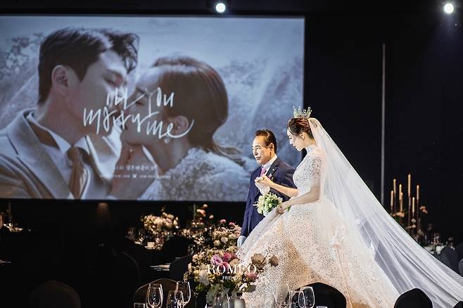 Seoul=) = A photo of the wedding ceremony of actor Seo Young (38 and real name Kim Seo Young) has been released.On the 13th, Happy Merid Company opened a wedding photo of Seo Young at the Seoul Motivation the day before.The wedding ceremony was held privately with only close relatives and acquaintances invited.Seo Youngs husband is a non-entertainer who is one year younger, and the two have developed from friends to lovers and have been fruitful for over a year.Seo Young is now three months pregnant.He said in a handwritten letter on March 3, Everything is the first time I have been concentrating on my body and mind, which is changing rapidly every day, and I am living in a throbbing heart and a cautious heart.I am surprised that I can not believe it now, but I will come to my child and I will be more responsible and happy family and greet him as a wonderful actor after childbirth.Meanwhile, Seo Young made his debut in 2006 through MBC drama What are you doing?He also appeared in OCN Kid Gang, Medical Kibang Movie Theater, Kyungsung Kibang Movie Theater, Yacha, SBS Mrs. Cop 2, Romantic Doctor Kim Sabu Season 1 and 2.