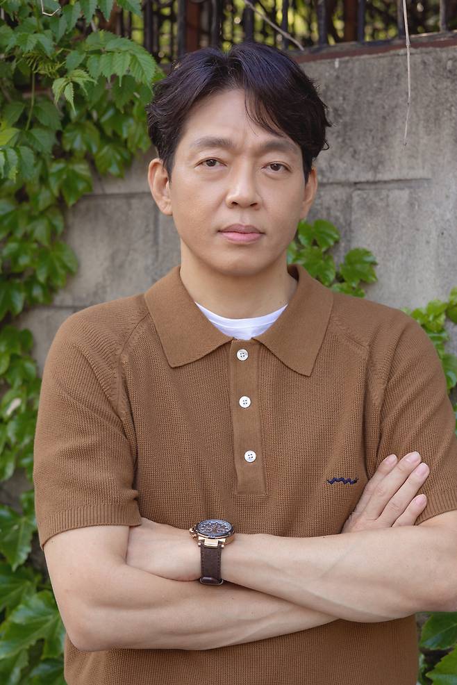Actor Park Ji-hwan mentioned his breathing with Choi Young-jun, who was his best friend.Park Ji-hwan recently met at a cafe in Gangnam-gu, Seoul and conducted TVN Saturday Drama Our Blues (Noh Hee-kyung playwright, directed by Kim Gyu-tae Kim Yang-hee Lee Jung-mook) End Interview.Park Ji-hwan revealed he also felt thrilled in his act with Choi Young-jun.I wanted to hit the moment when my mother went out (out) in the past reminiscences with Hosik.The feeling that made the Friend so strange for him. He came up.Then I went to my daughter and gave her money, and there are many scenes that I admired Choi Young-jun Actor.So did the screens that reconcile with Acting, and every god with that Friend happy: What are you two going to have a meeting about? Youre going to have feelings like this, so lets do this.How about that? He doesnt say that. Lets go! Lets go! And then he says, Were ready.And if you were looking at the Friends eyes, you wouldnt promise, but if you did it as it was, you wouldnt have finished it and felt like it was natural.Certainly Choi Young-jun was a good actor, a great friend. Privately, he became a friend. He was the same age.They talked about each others baby and all the Gojuals in the Americas and became so close. Son (Bae Hyun-sung) also frequently contacted and said, I enjoyed the movie, Dad! And my daughter-in-law (Roh Yoon-seo) also said, Samchun!I became so close to each other, he said.Park Ji-hwan then commented on Bae Hyun-sung: Its a Friend with a really pale-colored charm, theres a strange beauty, its fun to look at if you look in.There is fun to see anguish, some innocent, some moments are like a big inspiration, and it is very, very true.The attitude toward what you treat is also fun to talk about, organize and organize emotions. It is good to talk about this and that when you rest with Friend. Choi Young-jun is a friend of two: Park Ji-hwan said,  (to Choi Young-jun) Baby, did you see the moon yesterday?I thought of you, and I am Friend. I have a very pleasant conversation with the Friend.I thought Id like you, and the Friend said yes. I didnt know Id sit down and share my heart.Son and his daughter were wonderful and so good friends, and the sum of the members was so good that I was so uncomfortable that I wanted to bless them because I was blessed. Our Blues is a backdrop for the Pureung village, with the end or peak of life, and support for all life standing at the beginning, with the simple Kahaani of ordinary neighbors selling fish, growing up there, peddling with substance, lorrying in all things, and selling food in the market.Especially, it takes a unique Omnibus format and 15 protagonists draw stories.Dongseok (Lee Byung-hun), Suna (Shin Min-ah), Hansu (Cha Seung-won), Eun-hee (Lee Jung Eun), Young-ok (Han Ji-min), Jung-jun (Kim Woo-bin), Ok-dong (Kim Hye-ja), Chun-hee (Godusim), Miran (Uhm Jung-hwa), Human Rights (Park Ji-hwan), Ho-sik (Choi Young-jun), Hyun (Bae Hyun-sung), Yeongju (Noh Yoon-seo), Eun-gi (Ki-so-yu), and Young-hee (Jung Eun-hye).The message that everyones life should be noble and happy was unfolded with the amazing writing power of Noh Hee-kyung writer.Park Ji-hwan has led the drama as a heroine in the drama.I was well received for various stories such as the pregnancy of my childs child, Kahaani, and the story of the friend who was a friend from childhood.Park Ji-hwan is attracting attention not only through Our Blues but also through Crime City 2, which appeared after Season 1.