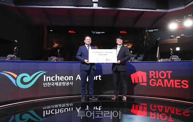 13일 오후 서울 종로구에 위치한 롤파크 경기장에서 열린 '인천공항공사-라이엇 게임즈 간 인천공항 제1여객터미널 공간개발 업무협약 체결식'에서 인천공항공사 김경욱 사장(사진 왼쪽)이 업무협약 체결 후 라이엇 게임즈 코리아 조혁진 대표와 기념촬영을 하고 있다.