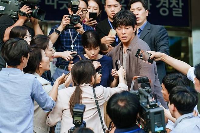 '장미맨션' 시즌1의 두 축, 배우 임지연(송지나 역)과 윤균상(박민수 역) ⓒ이하 티빙 제공