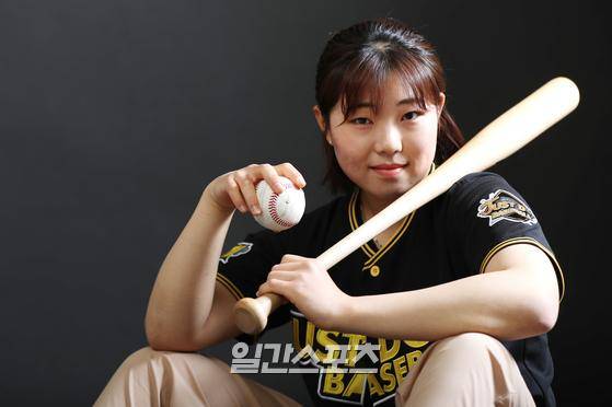 한국 여자야구의 에이스 김라경이 일간스포츠와의 인터뷰에 앞서 포즈를 취하고 있다. 김민규 기자 kim.mingyu@joongang.co.kr