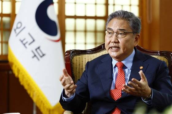 박진 외교부 장관은 지난 10일 중앙일보 인터뷰에서 "북한의 전술핵 위협으로 남북 관계의 기본적인 성격이 바뀌었다"고 말했다. 김현동 기자